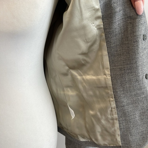 EUC J. Crew Gray Blazer with Notched Lapels and Tailored Fit - Picture 4 of 9